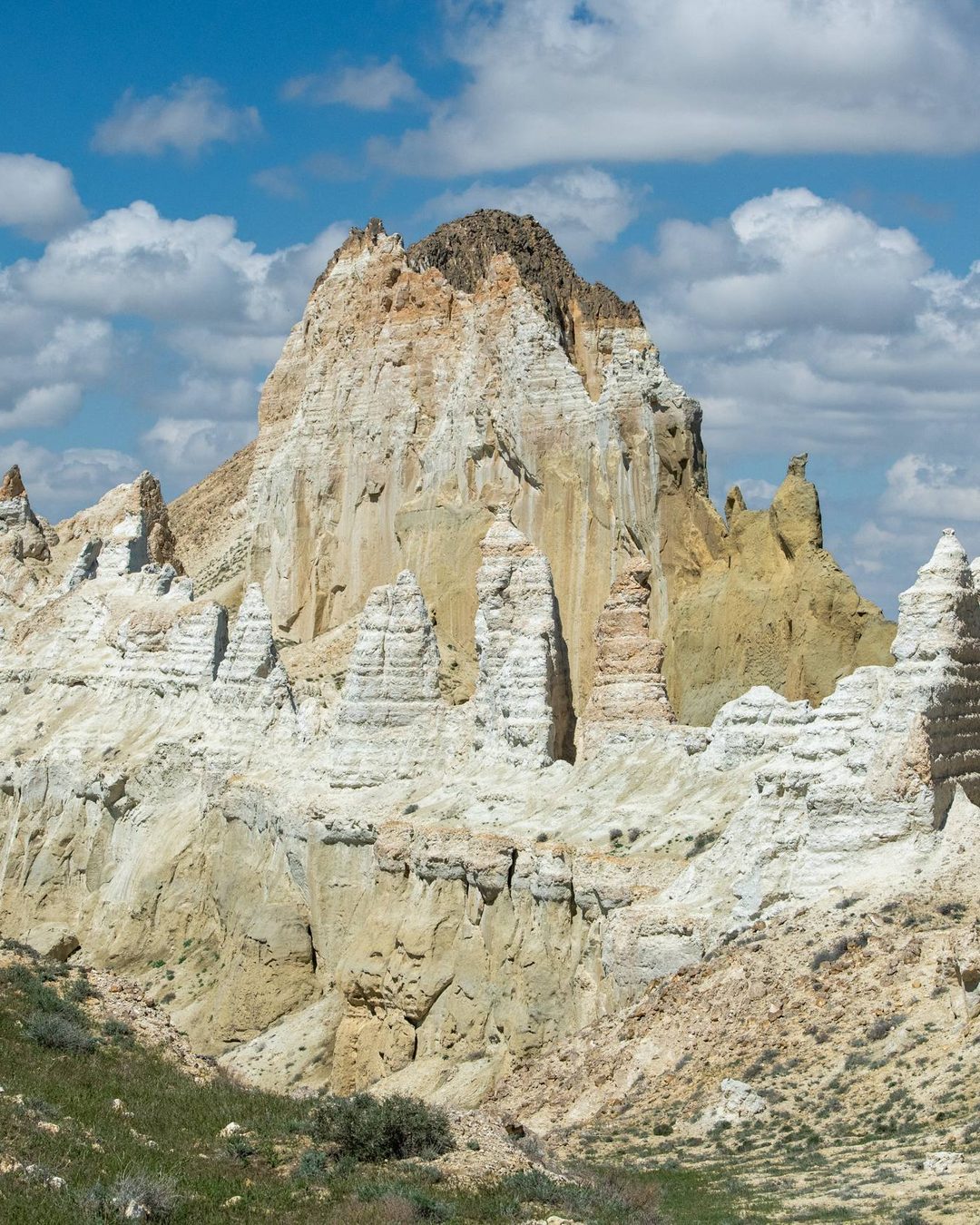 Стена скальных «замков» Айракты с острыми башнями над зелёной степью