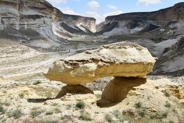 Каменный «гриб» на дне каньона Капамсай: плита песчаника лежит на двух подмытых ножках.