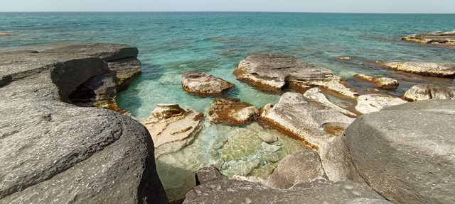 Промоины и каменные ванны в береговых плитах Майкин кургана, заполненные прозрачной водой.