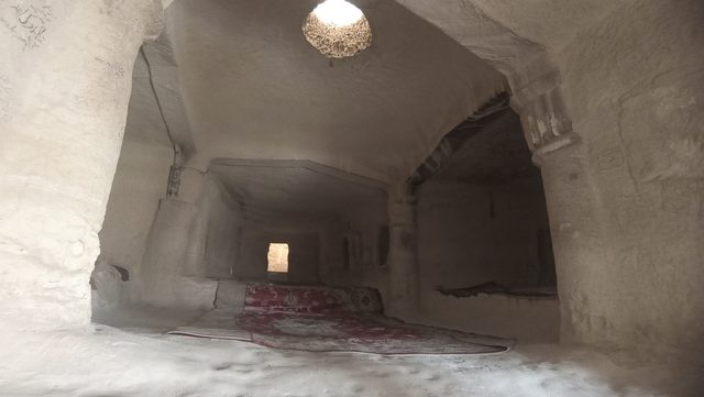 Зал Шакпак-Ата с крестообразным планом: своды сходятся к световому отверстию в потолке.