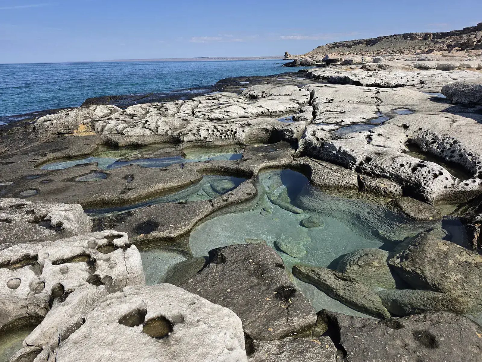 Каменный мешок — песчаный берег среди скал с прозрачной водой