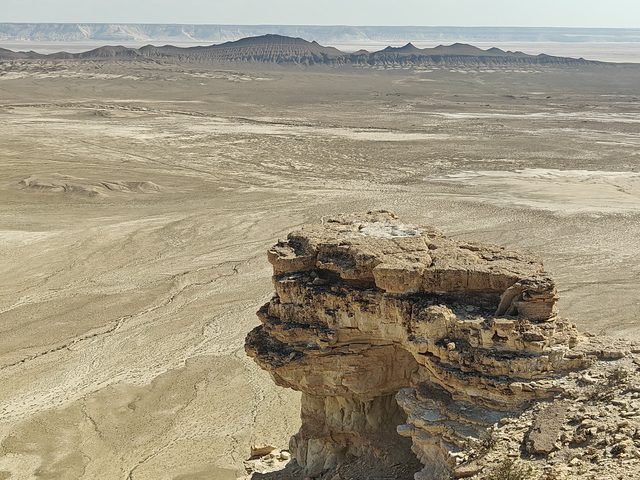 Каменный «гриб» на краю Устюрта: подмытая ножка держит массивную плиту над обрывом.