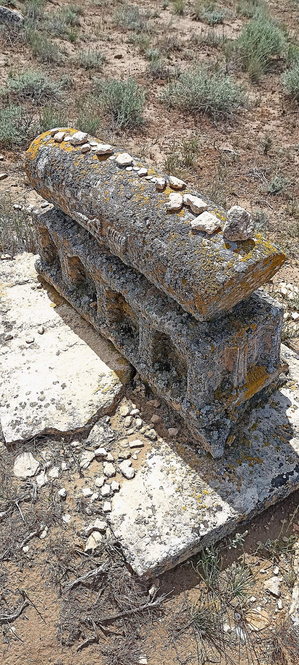 Резной саркофаг в некрополе Мангистау, на крышке — камешки, оставленные паломниками.