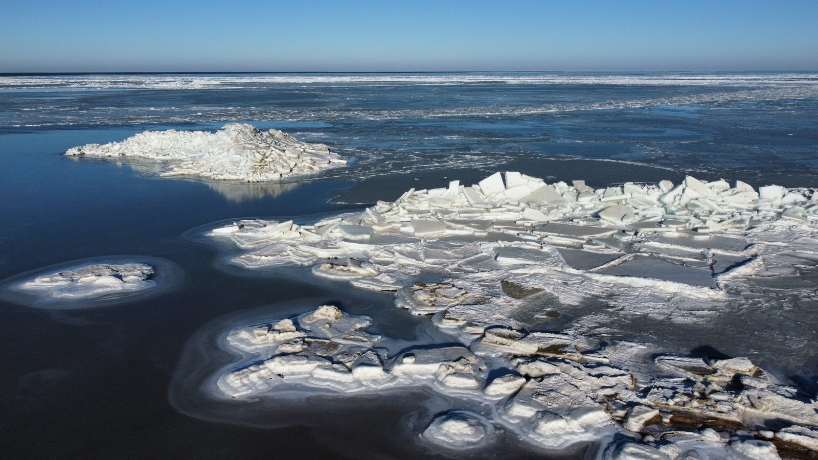 Плиты льда на спокойной воде Каспия — зимнее затишье после шторма.