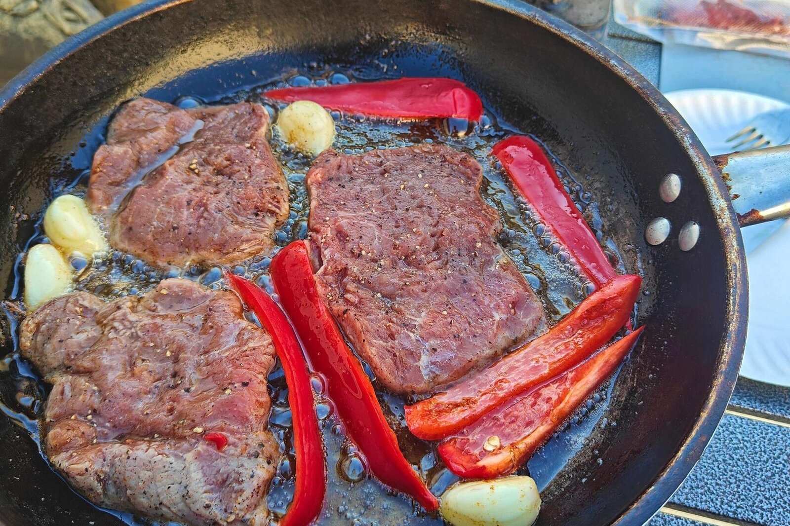 Мясо и перец на сковороде полевой кухни