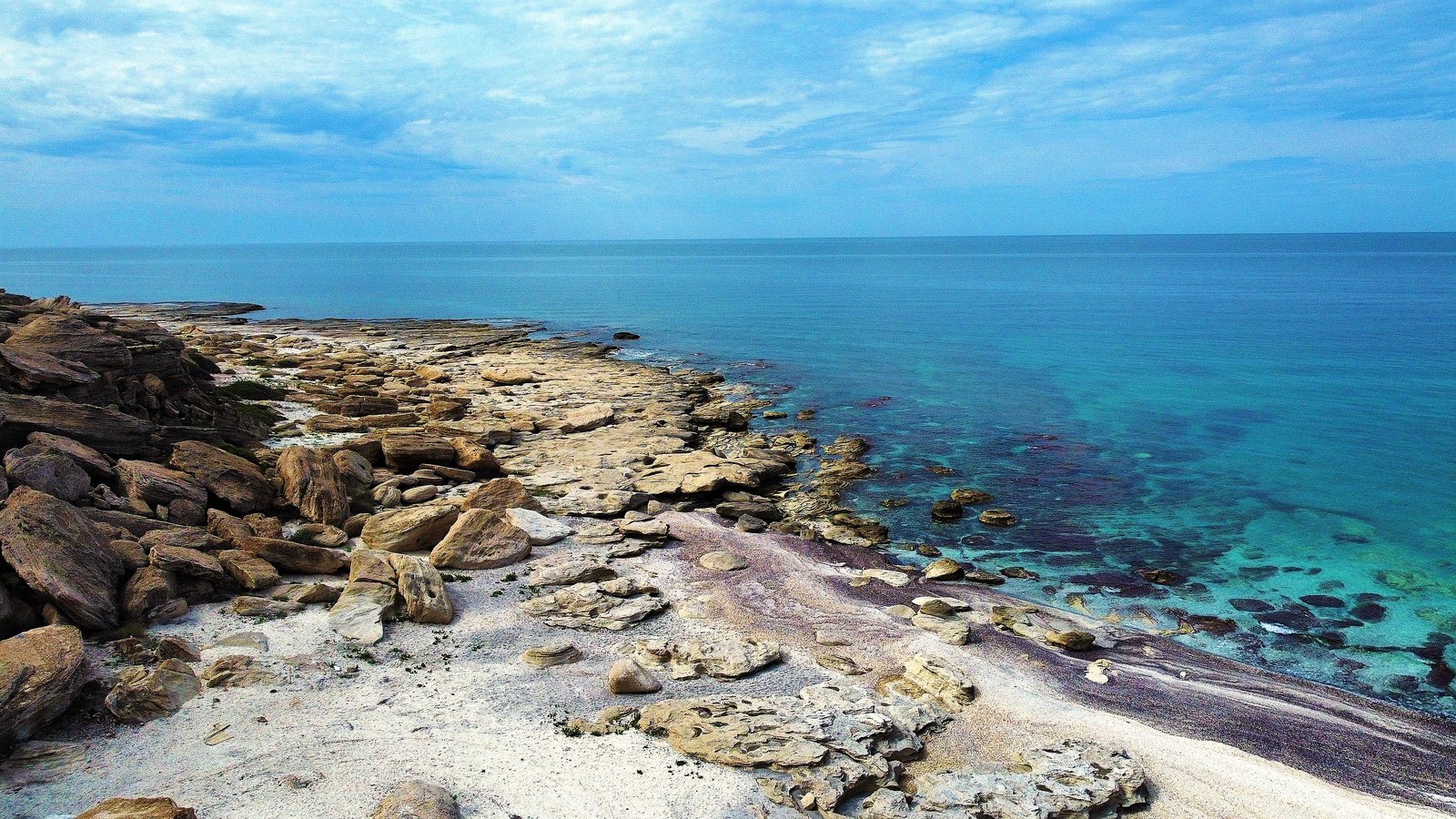 Спокойное море у скалистого берега