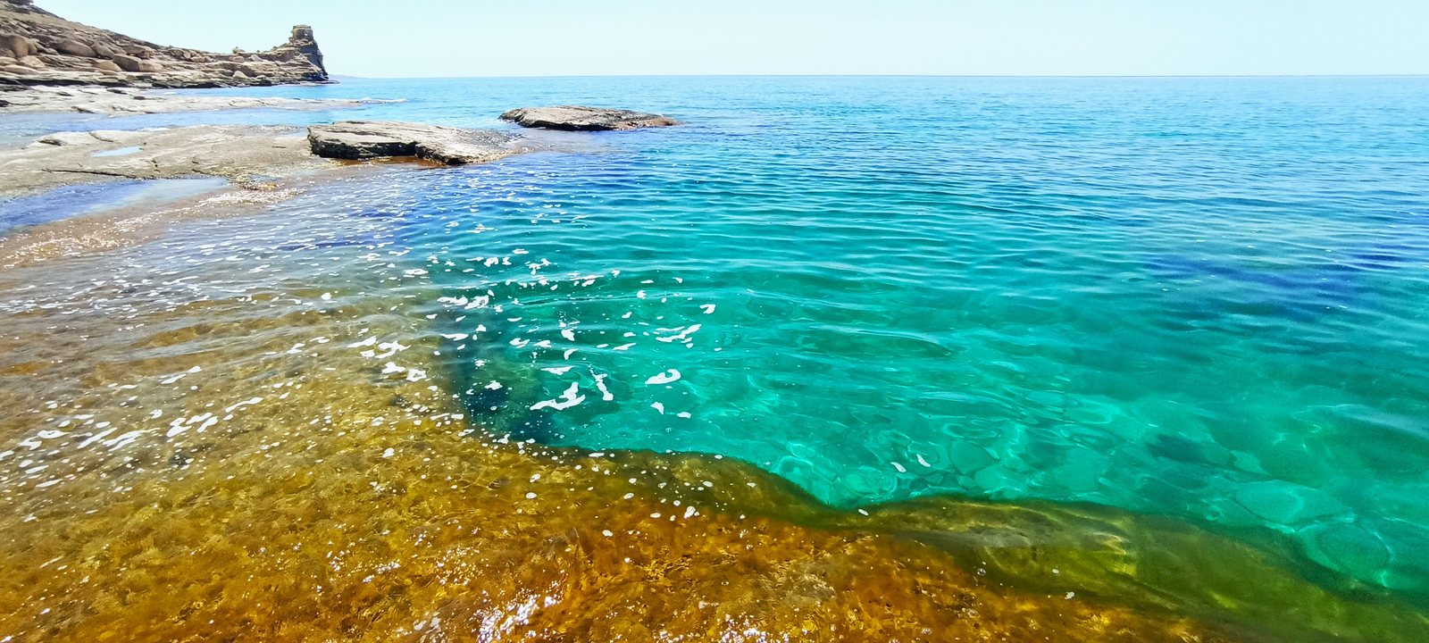 Бирюзовая бухта Каспийского моря